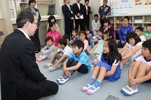 福島県知事が町立学校を訪問