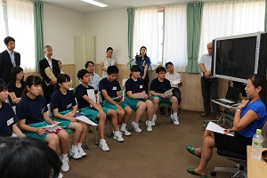 福島県教育長が町立学校を訪問
