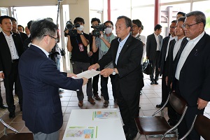 復興大臣、経済産業大臣が双葉町内を視察